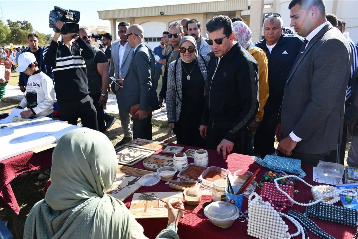 وزير الشباب ومحافظا الوادي الجديد ومطروح يشهدون فعاليات معرض المنتجات الحرفية والتراثية للشباب، وملتقى توظيف مصر