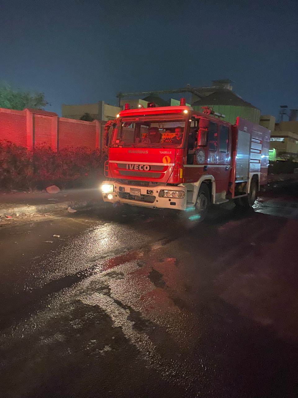 محافظ الجيزة يتابع ميدانيًا عمليات إطفاء حريق بمصنع أخشاب بالمنطقة الصناعية الثالثة بمدينة السادس من أكتوبر