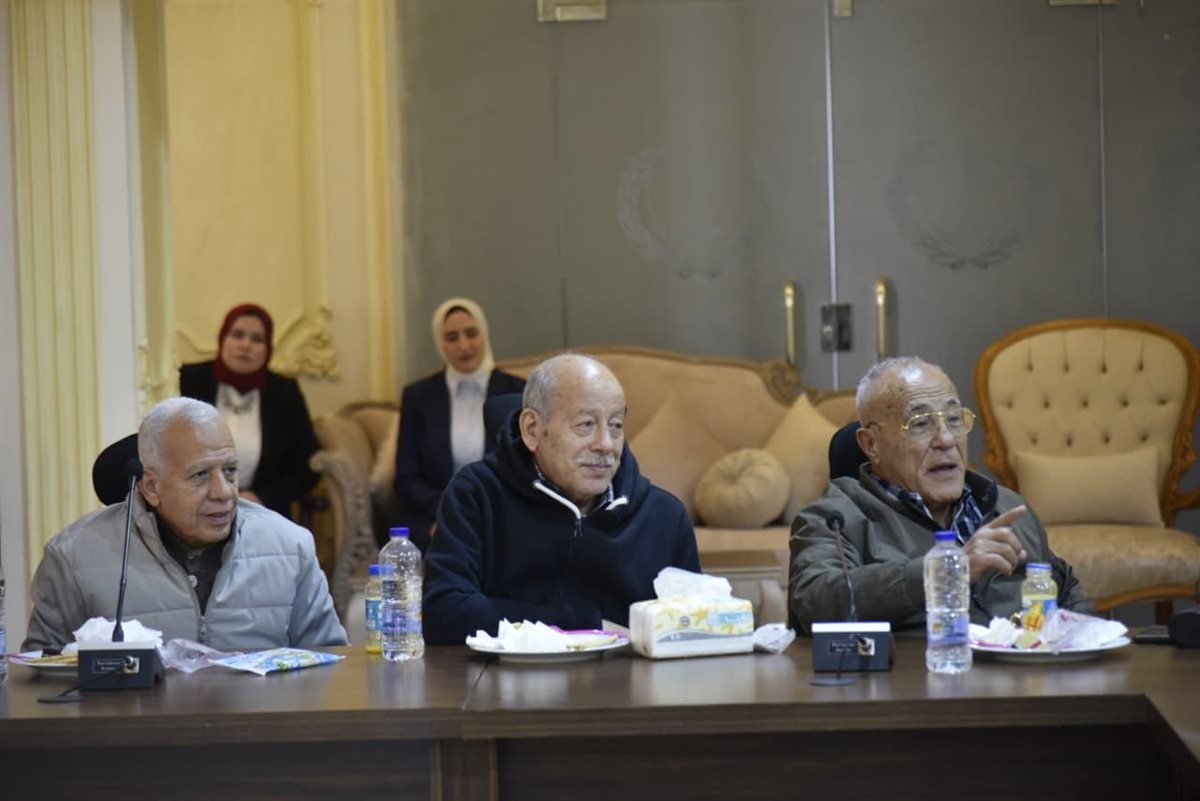 محافظ بورسعيد يستقبل قدامى قادة وحدات الصاعقة