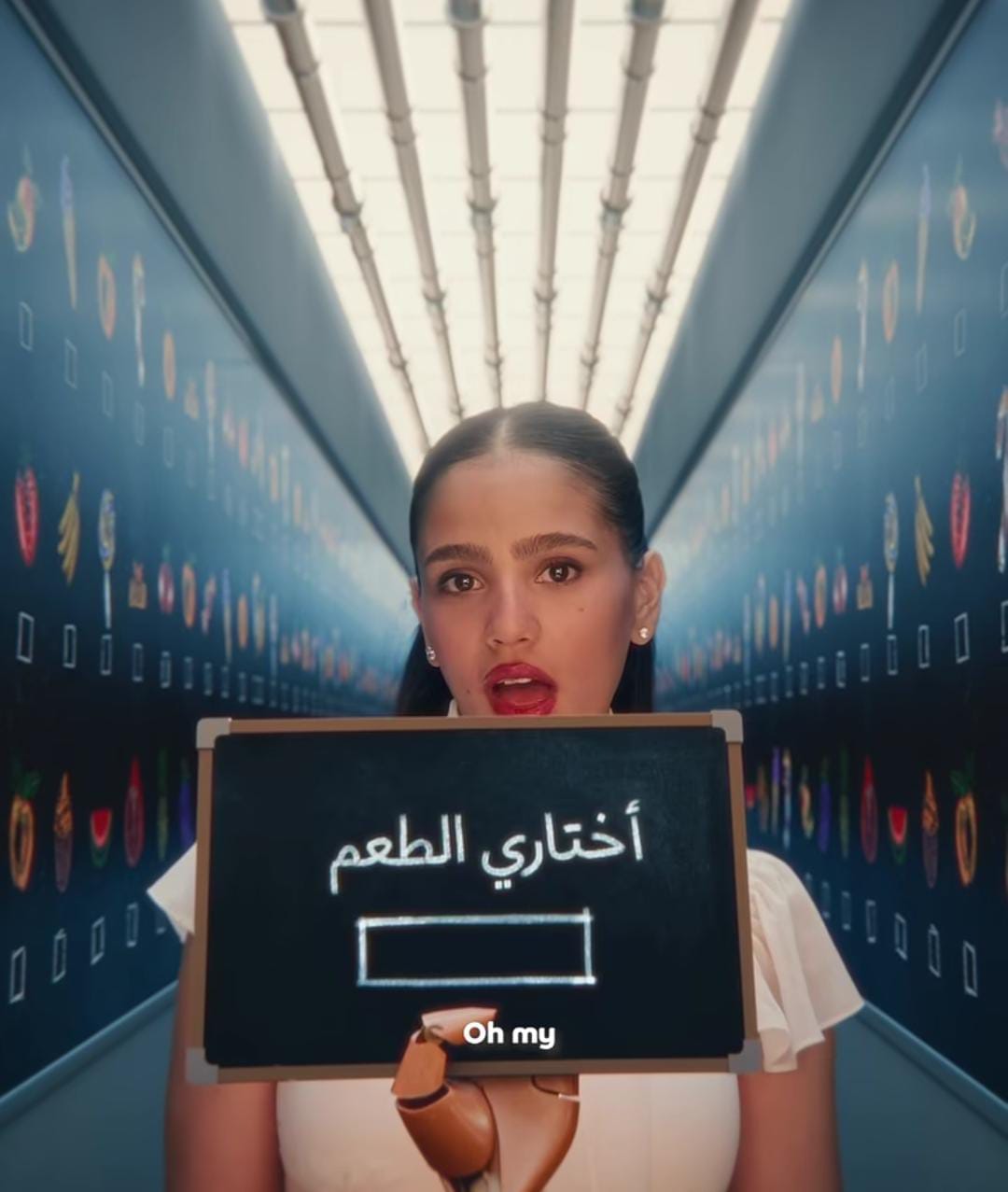 جنا عمرو دياب تغني باللغة العربية والإنجليزي في أحد الإعلانات