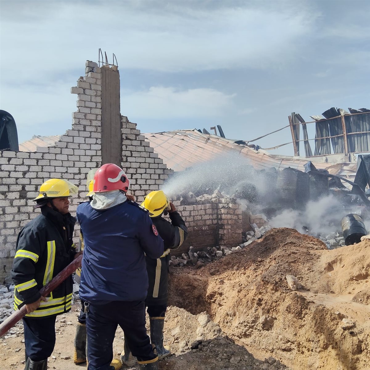 الحماية المدنية تسيطر على حريق مصنع تنر بالطريق الصحراوي بالبحيرة