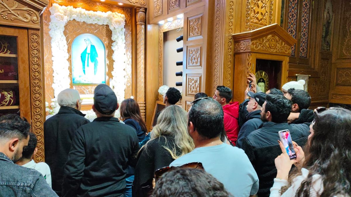نزول الزيت من أيقونة السيدة العذراء مريم