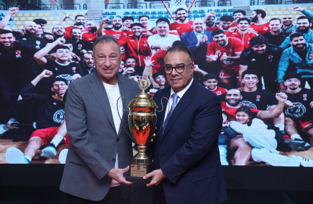 اتحاد السلة يسلم النادي الأهلي كأس دوري المرتبط