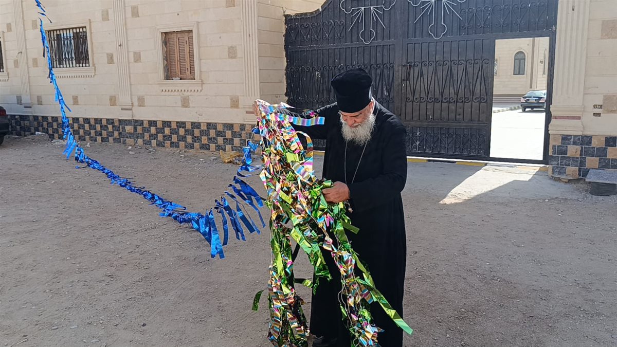 قمص يزين الكنيسة بفانوس رمضان بالغردقة 