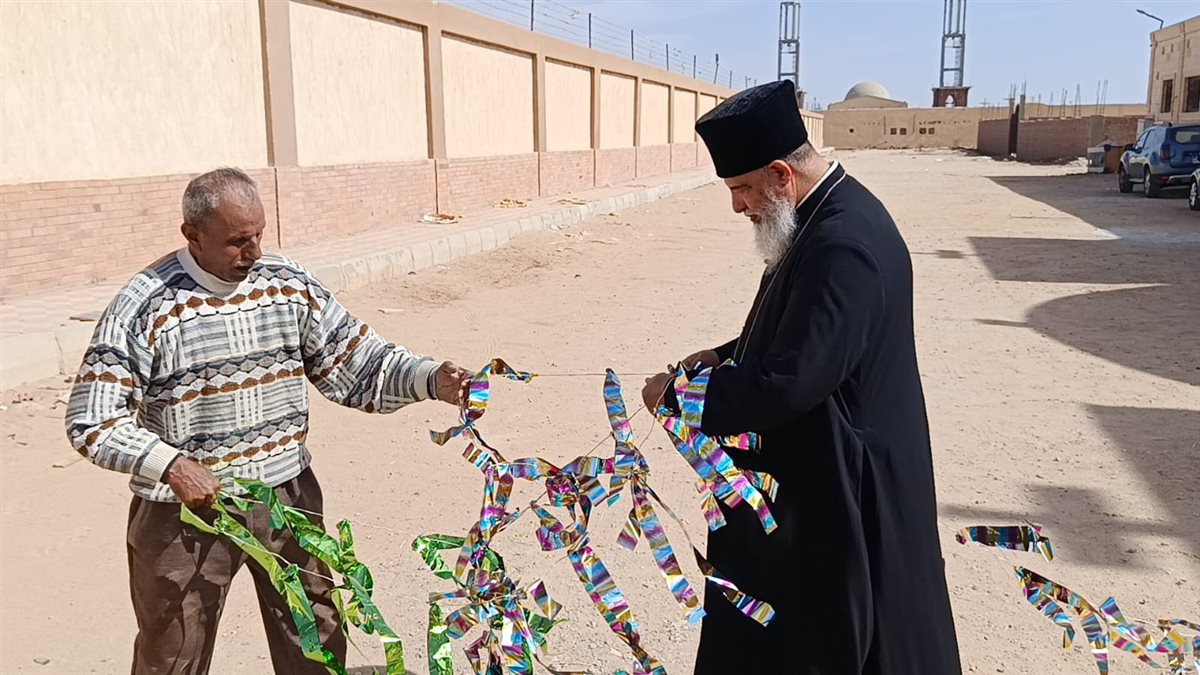 قمص يزين الكنيسة بفانوس رمضان بالغردقة 