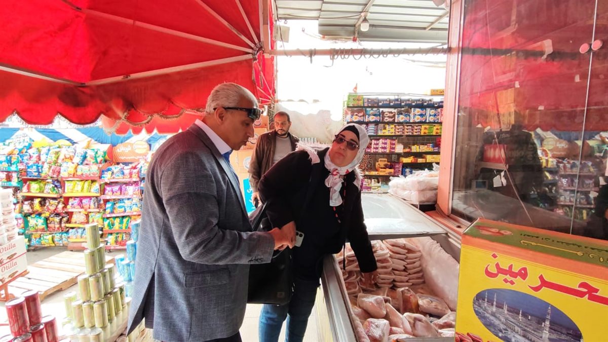 ضبط كميات من الأغذية غير الصالحة خلال حملة مكبرة لحي الزهور ببورسعيد