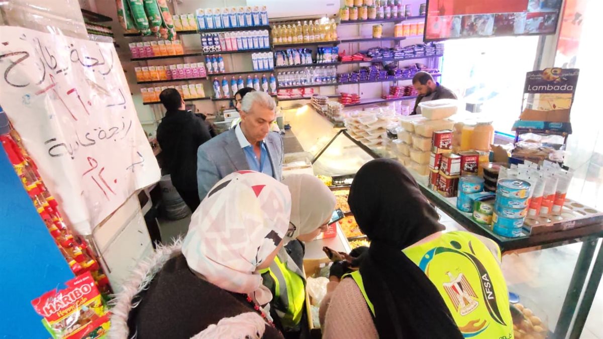 ضبط كميات من الأغذية غير الصالحة خلال حملة مكبرة لحي الزهور ببورسعيد