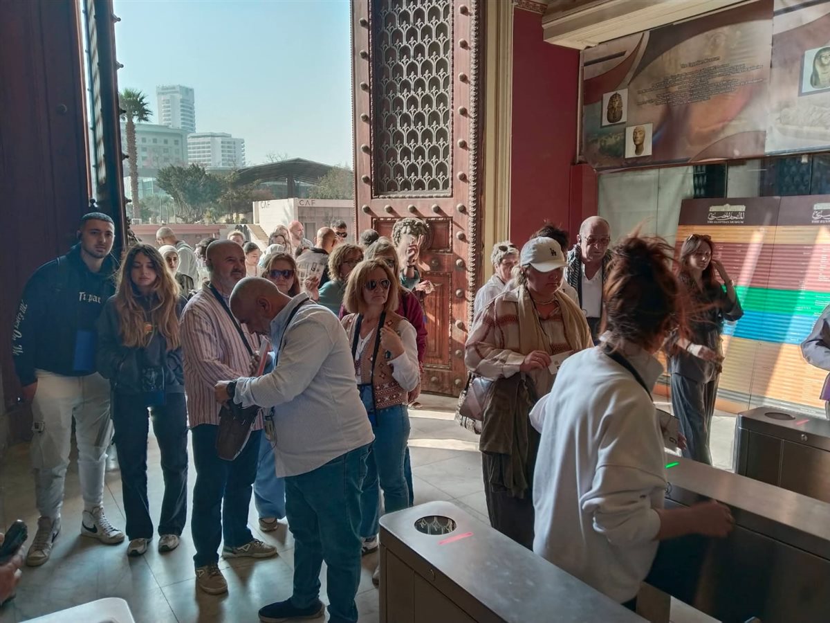 إقبال واسع من السائحين على زيارة المتحف المصري بالتحرير&nbsp;