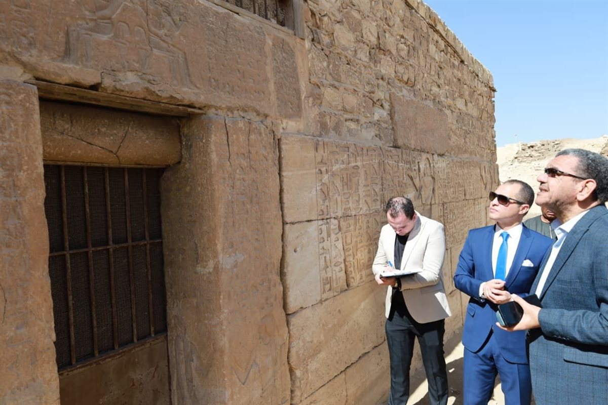 <strong>النيابة الإدارية تجري معاينة في واقعة سرقة لوحة أثرية حجرية من داخل المقبرة بمنطقة آثار سقارة</strong>