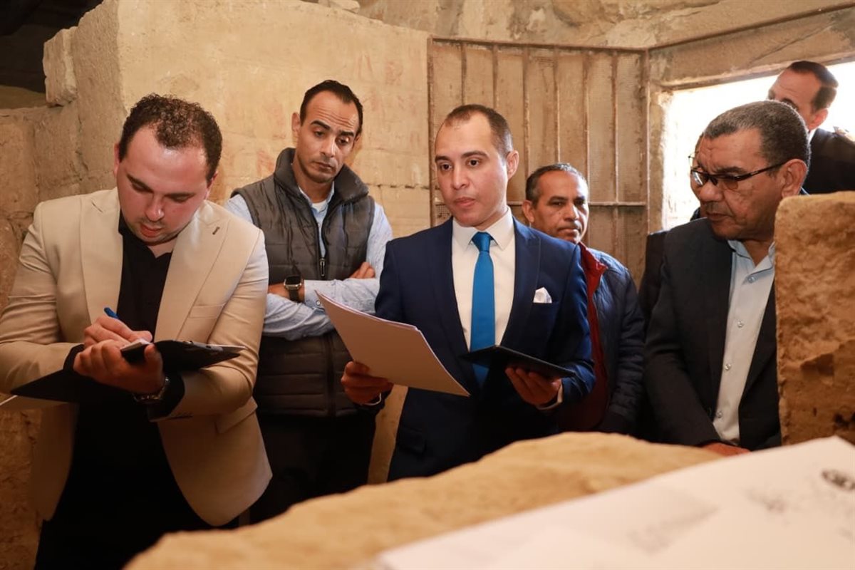 <strong>النيابة الإدارية تجري معاينة في واقعة سرقة لوحة أثرية حجرية من داخل المقبرة بمنطقة آثار سقارة</strong>