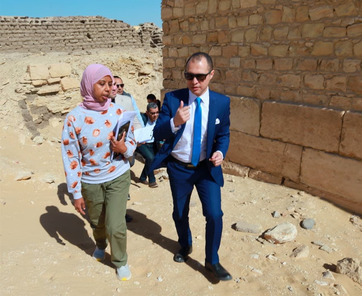 <strong>النيابة الإدارية تجري معاينة في واقعة سرقة لوحة أثرية حجرية من داخل المقبرة بمنطقة آثار سقارة</strong>