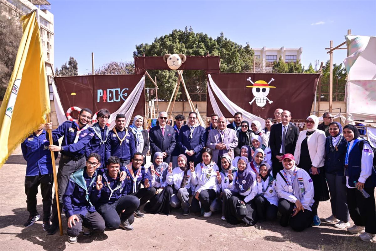 جانب من الطلاب مع رئيس جامعة القاهرة&nbsp;