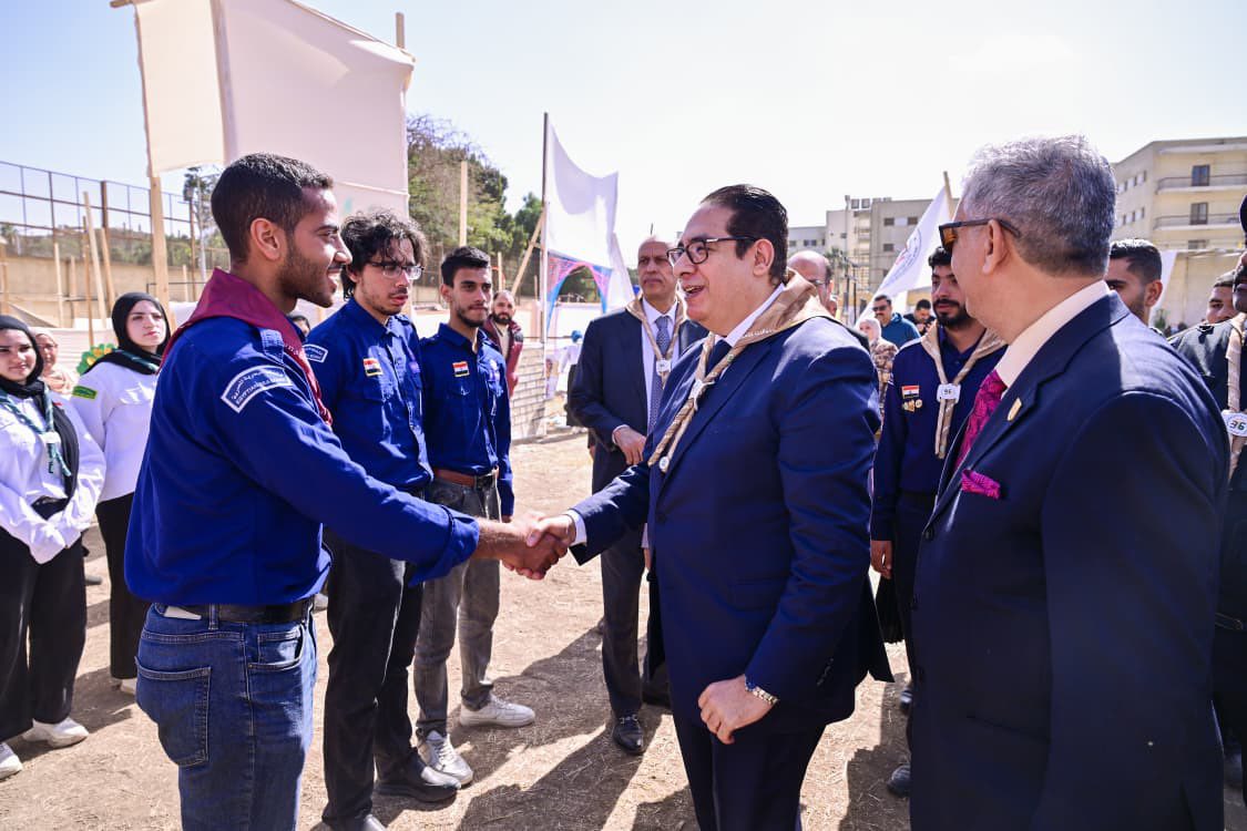جانب من الطلاب مع رئيس جامعة القاهرة&nbsp;