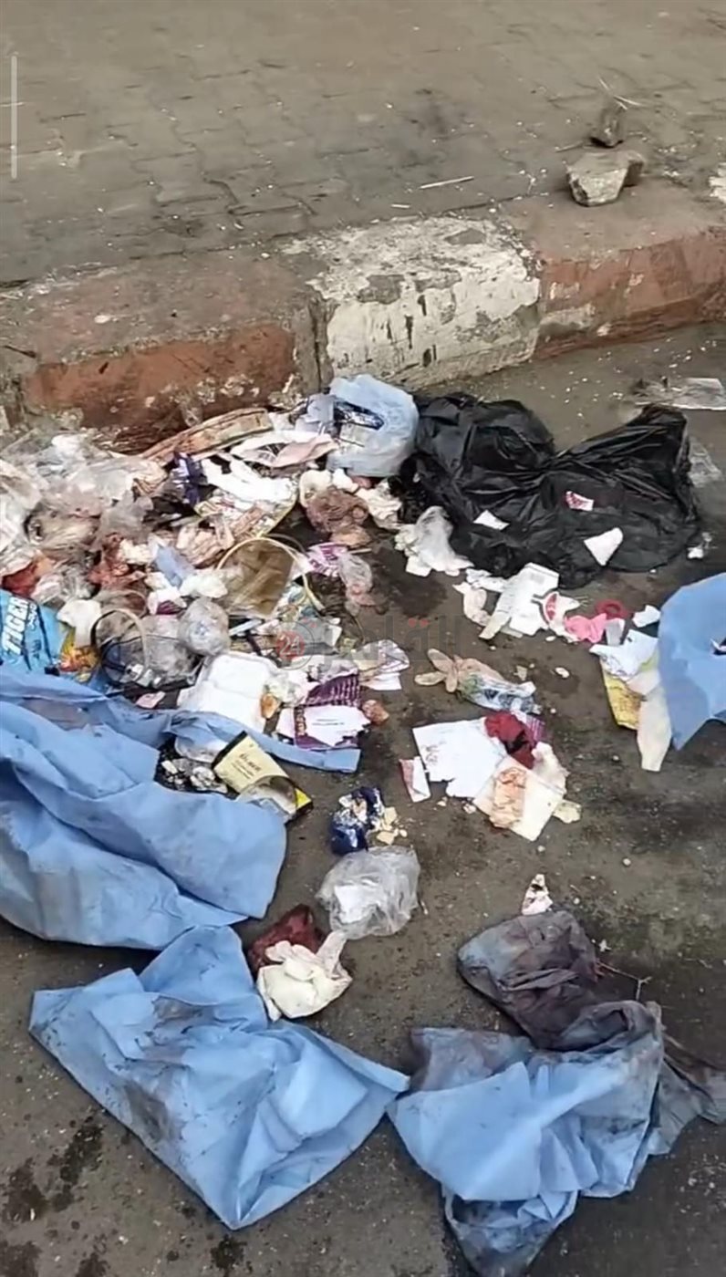إلقاء المخلفات الطبية بجوار صناديق القمامة