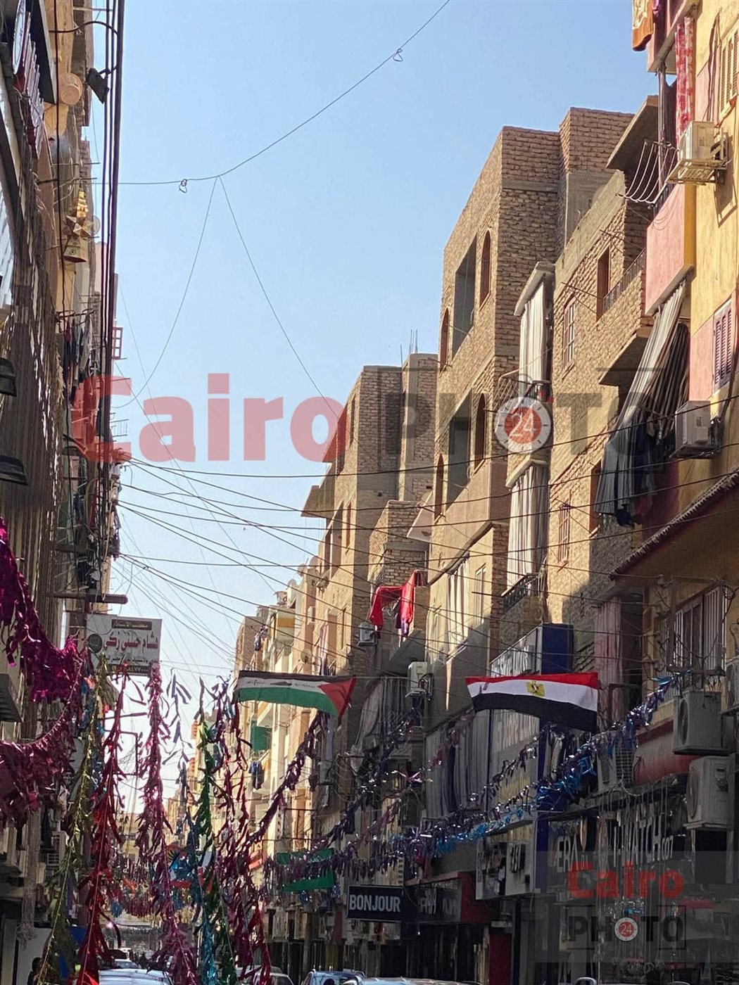 مايكل وروماني شابان قبطيان يزينان الشارع لاستقبال رمضان&nbsp;