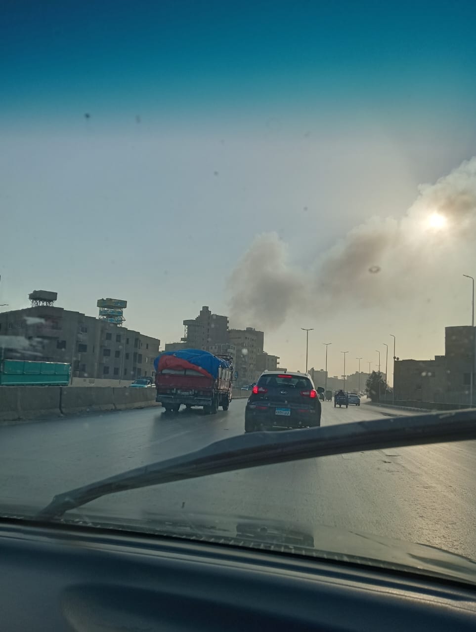 تصاعد أدخنة كثيفة بجوار الطريق الدائري على طريق المحور بالقاهرة