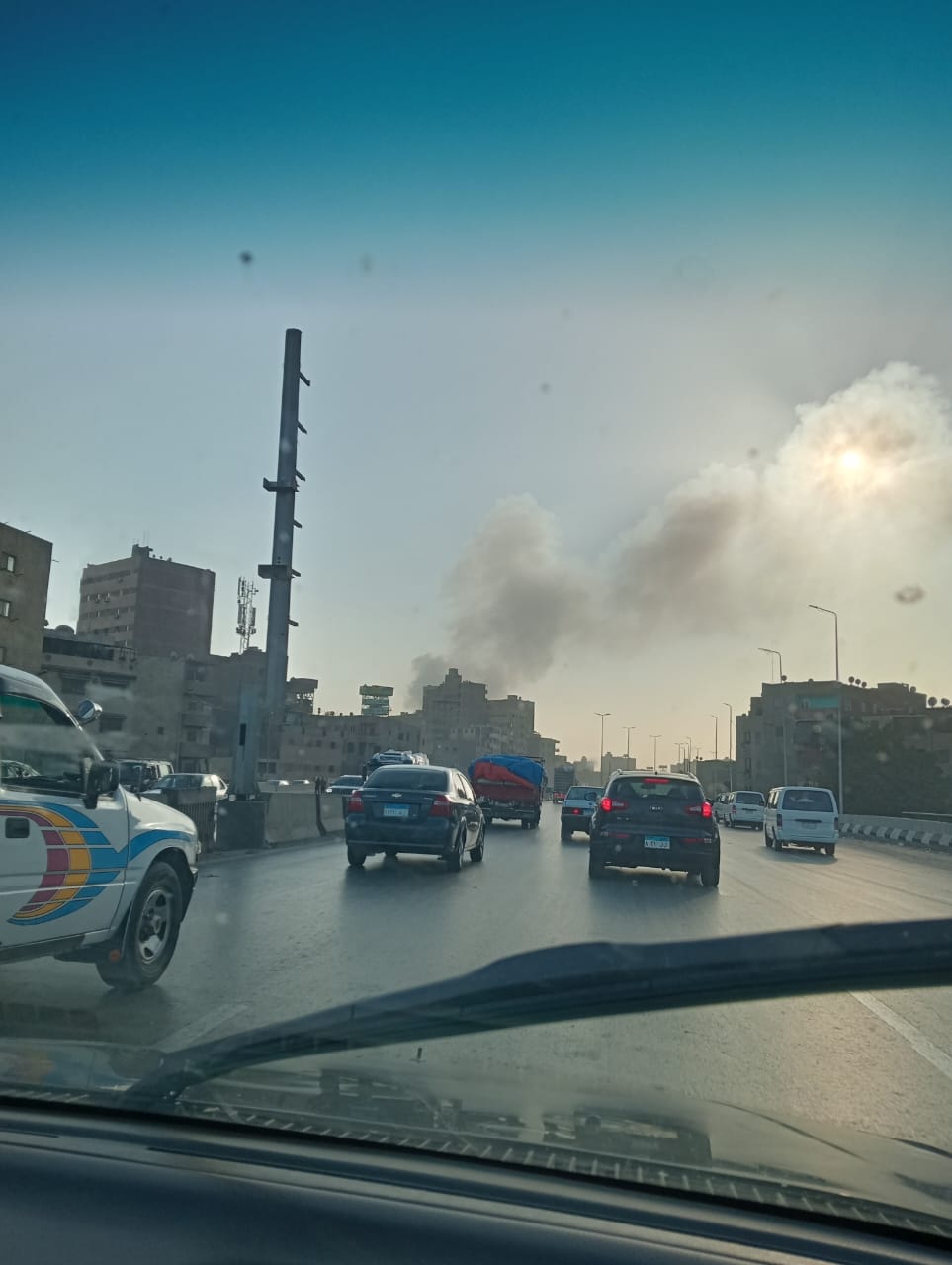 تصاعد أدخنة كثيفة بجوار الطريق الدائري على طريق المحور بالقاهرة