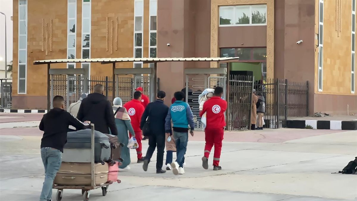 &nbsp;الهلال الأحمر المصري يستقبل الدفعة الـ 11 من الأشقاء الفلسطينيين&nbsp;