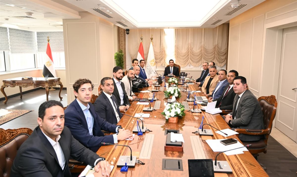 وزير الشباب والرياضة يناقش استعدادات تنفيذ ماراثون المتحف الكبير