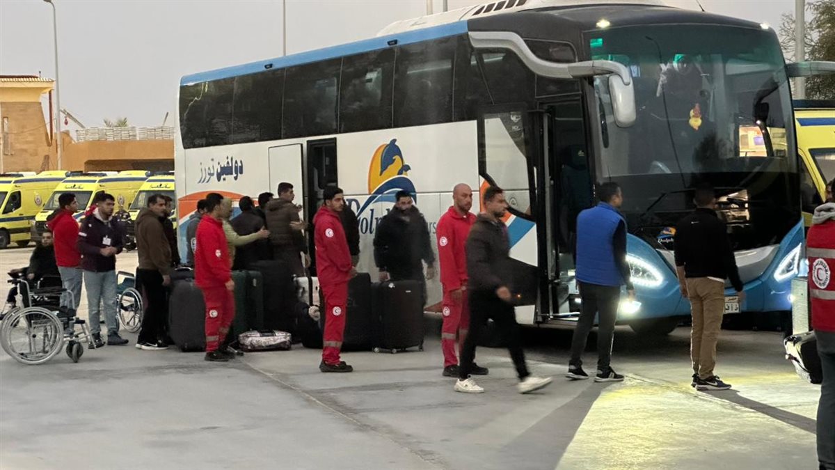 الهلال الأحمر المصري مع صغار غزة