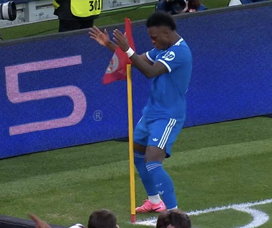<strong>فينيسيوس جونيور لاعب ريال مدريد يحتفل عقب إحرازه هدفًا في شباك بنفيكا البرتغالي</strong>