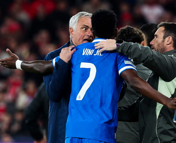 مورينيو مدرب ريال مدريد وفينيسيوس جونيور لاعب ريال مدريد الإسباني خلال مباراة أمس بدوري أبطال أوروبا