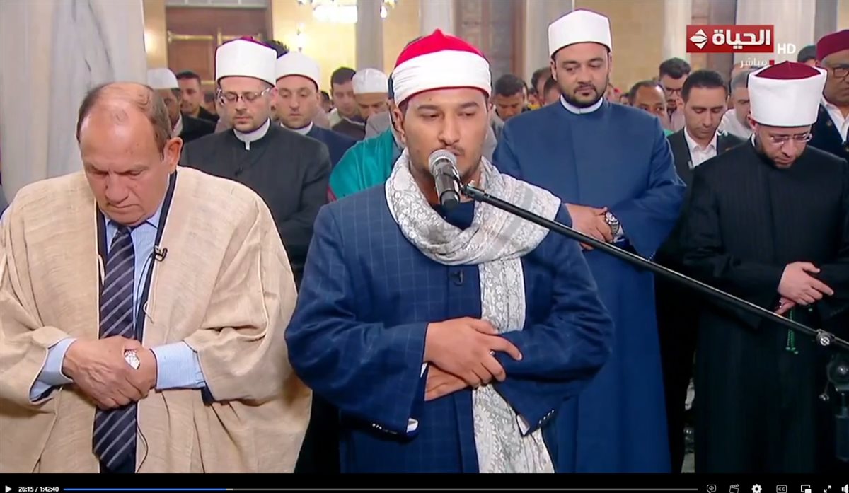 بإمامة الدكتور أحمد نعينع ومتسابق دولة التلاوة بلال سيف.. مئات المصلين يؤدون أول صلاة تراويح بالإمام الحسين&nbsp;