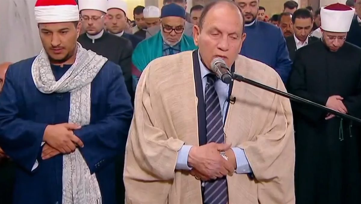 بإمامة الدكتور أحمد نعينع ومتسابق دولة التلاوة بلال سيف.. مئات المصلين يؤدون أول صلاة تراويح بالإمام الحسين&nbsp;