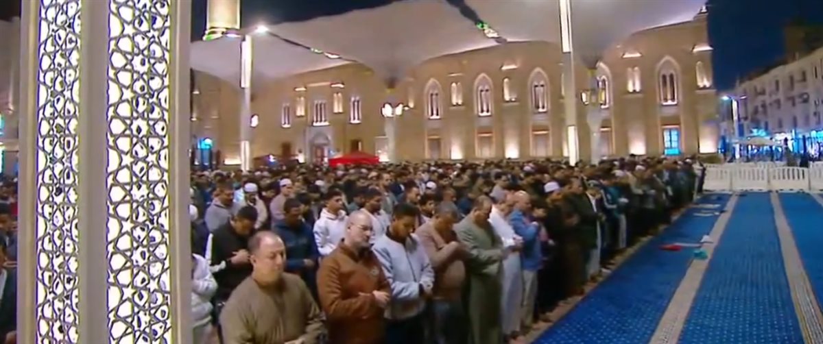 بإمامة الدكتور أحمد نعينع ومتسابق دولة التلاوة بلال سيف.. مئات المصلين يؤدون أول صلاة تراويح بالإمام الحسين&nbsp;