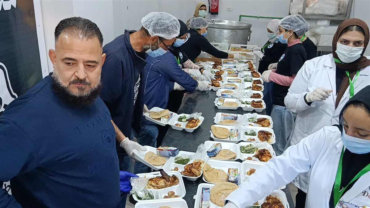قبطي يقيم اكبر مائدة بالغردقة 