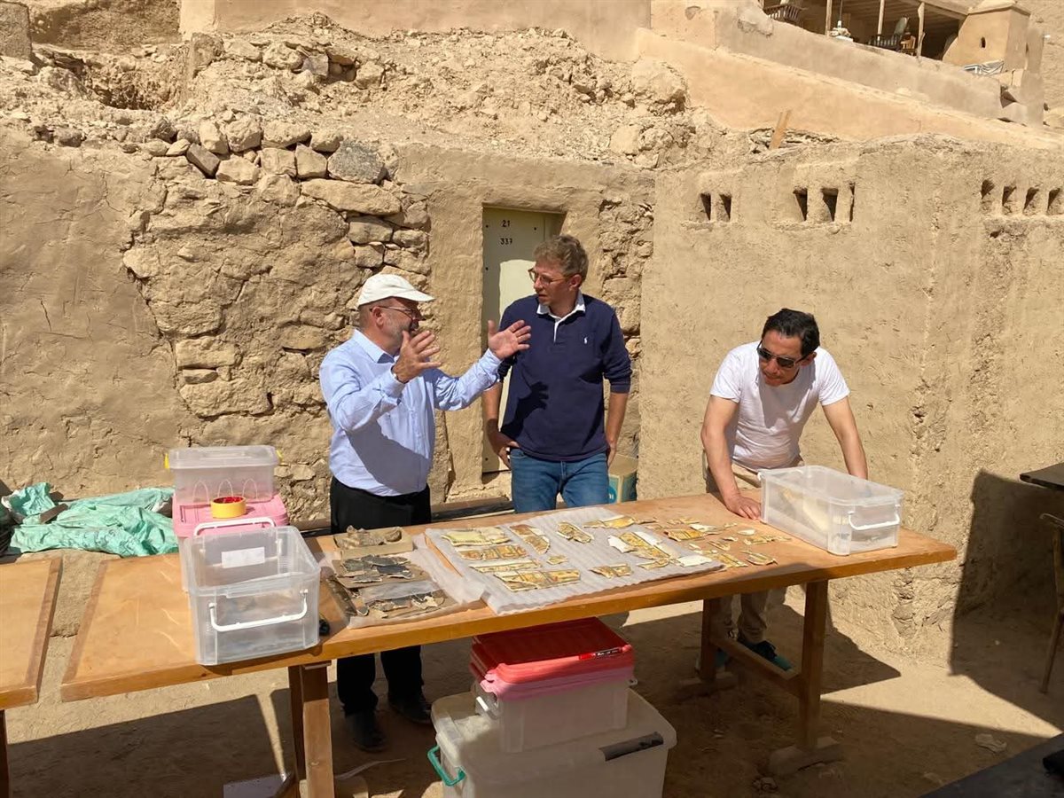 مدير المعهد الفرنسي للآثار الشرقية يتفقد أعمال البعثة الأثرية بدير المدينة