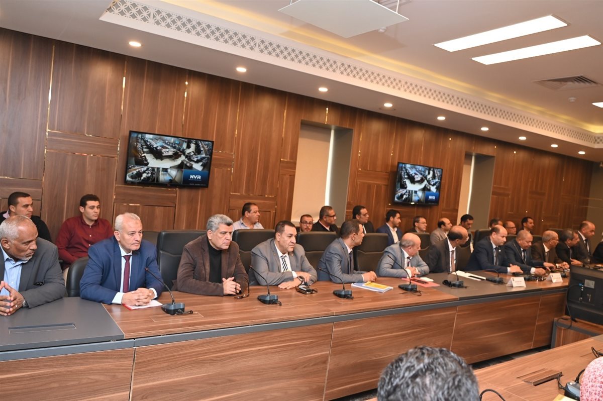 محافظ جنوب سيناء خلال لقائه برؤساء المدن