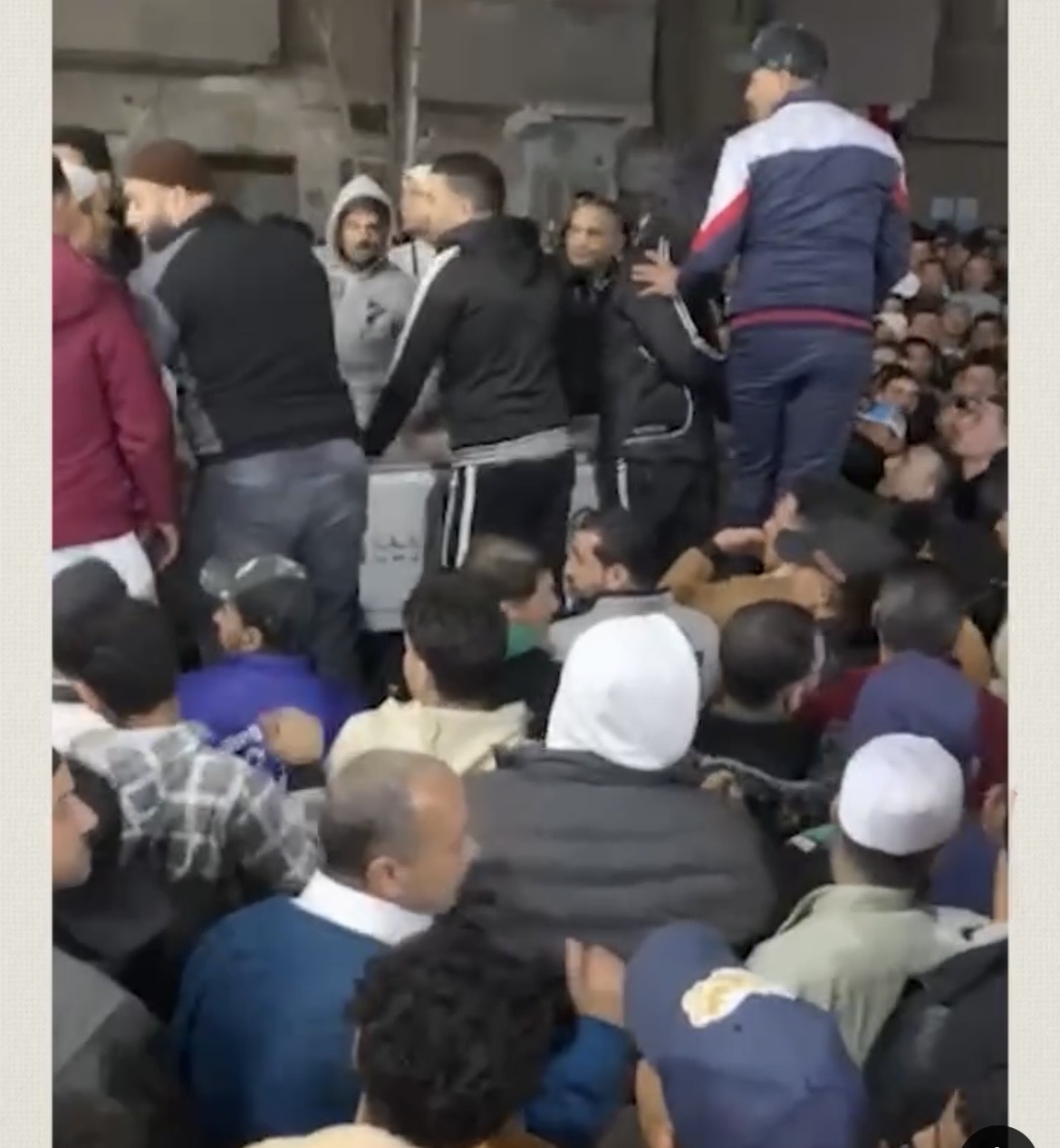 آلاف الأهالي يودعون ضحايا حادث محور 30 يونيو بالمطرية