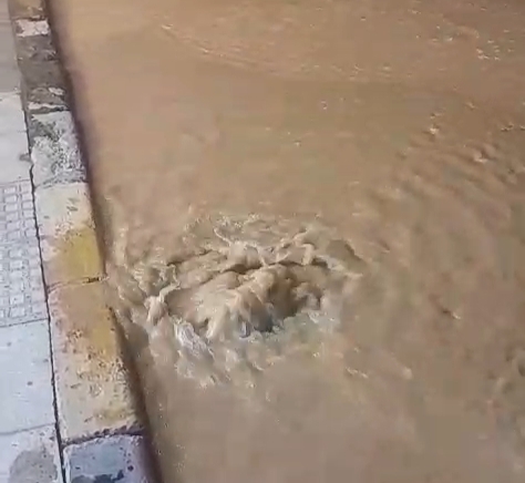 كسر بماسورة مياه بالممشى السياحي في الغردقة