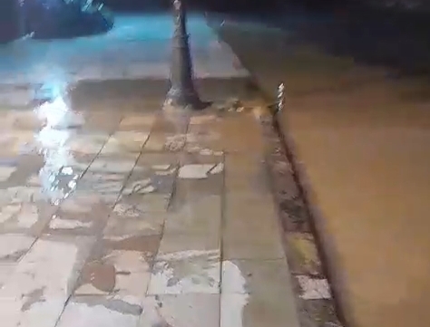 كسر بماسورة مياه بالممشى السياحي في الغردقة