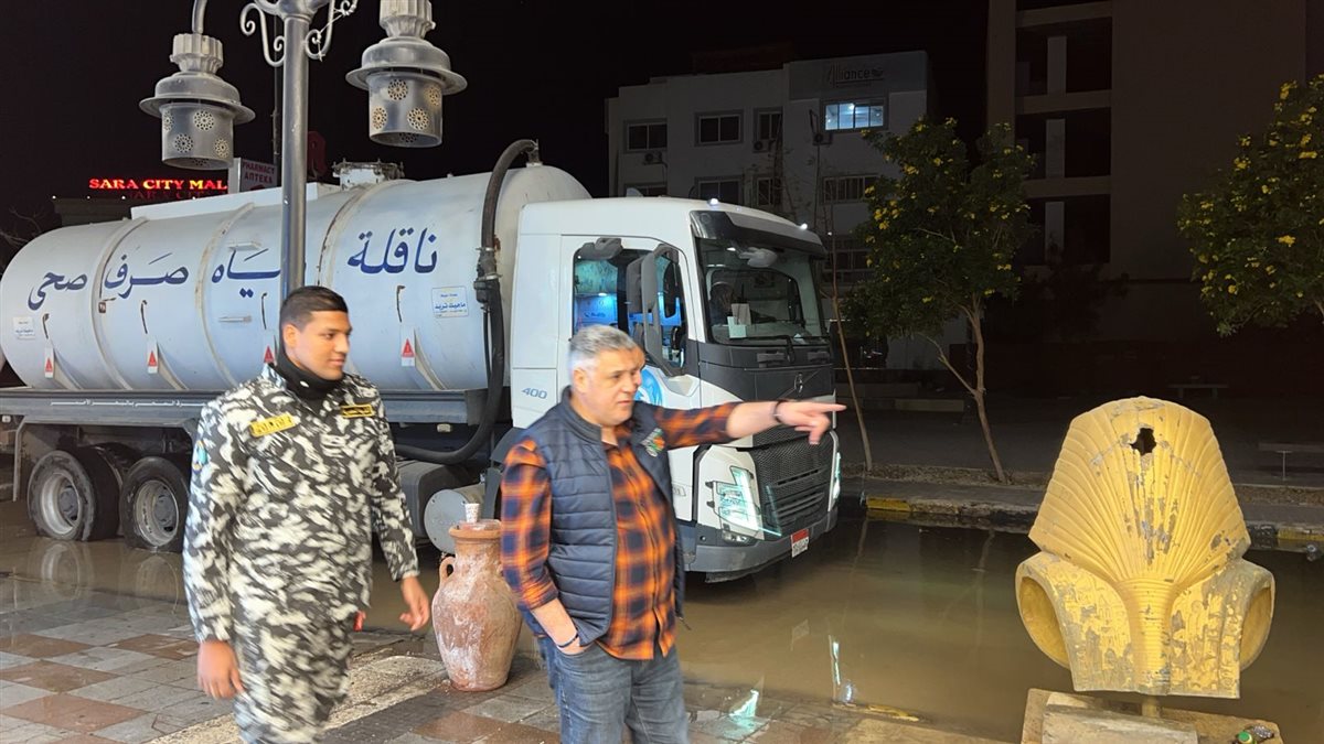 رئيس حي جنوب الغردقة يتابع كسر خط مياه 