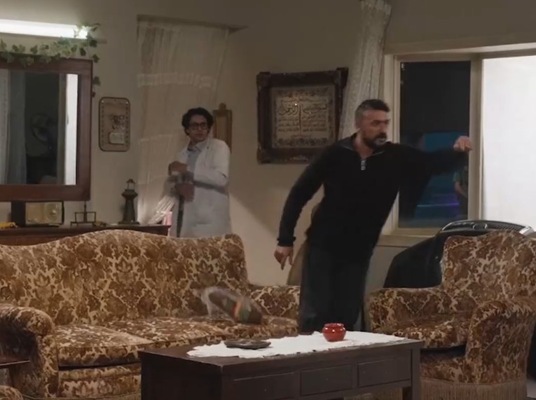 <strong>أحمد العوضي يكسر كاميرا وينفعل في برنامج تميم يونس</strong>