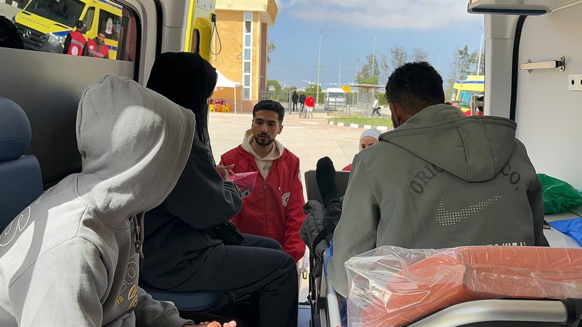 الهلال الأحمر المصري يواصل خدماته الإنسانية للدفعة الـ 16 من الفلسطينيين