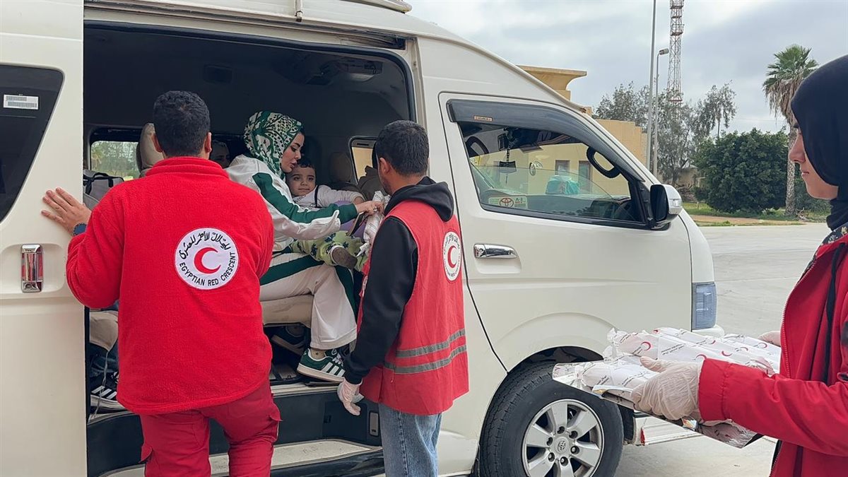 الهلال الأحمر المصري يواصل خدماته الإنسانية للدفعة الـ 16 من الفلسطينيين