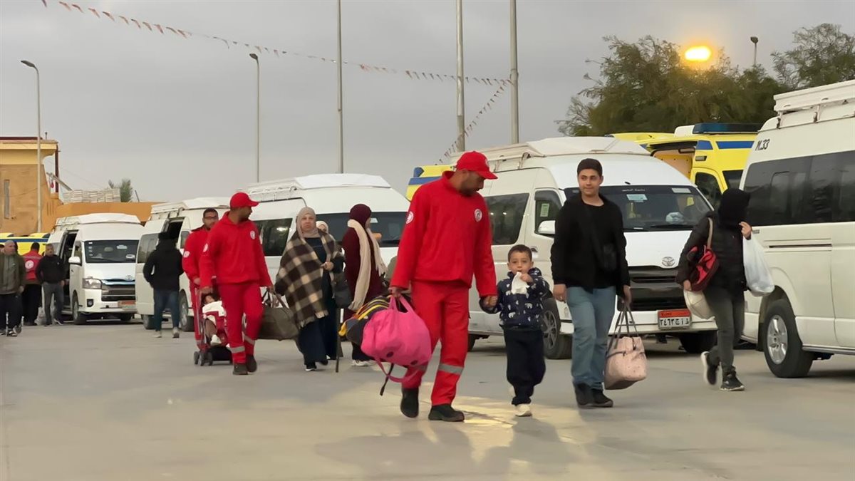 الهلال الأحمر المصري يواصل خدماته الإنسانية للدفعة الـ 16 من الفلسطينيين