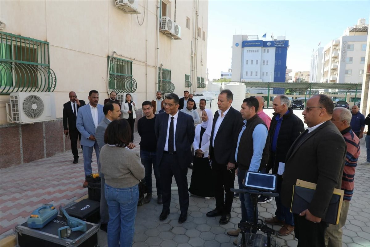 محافظ البحر الاحمر يتفقد مركز المعلومات 