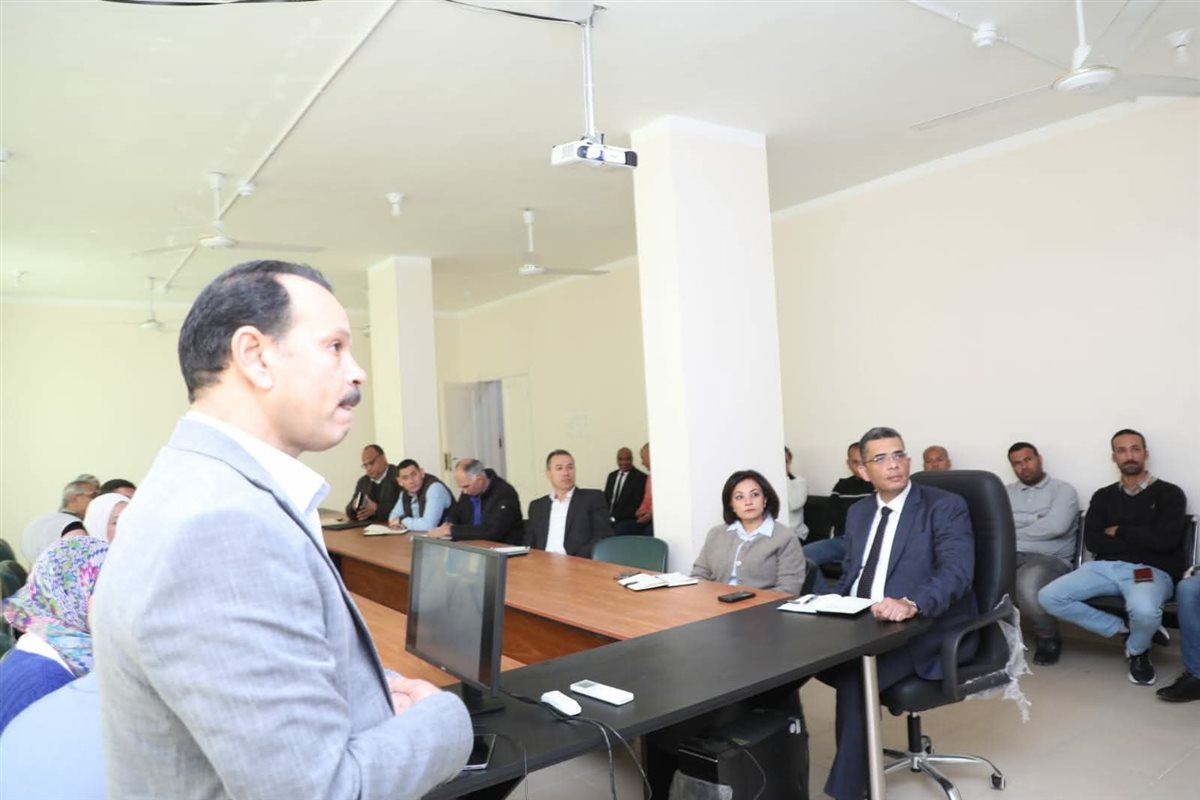 محافظ البحر الاحمر يتفقد مركز المعلومات 