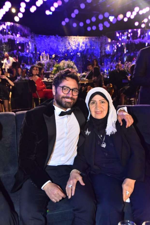 تامر حسني ووالدته فاطمة الصباغ