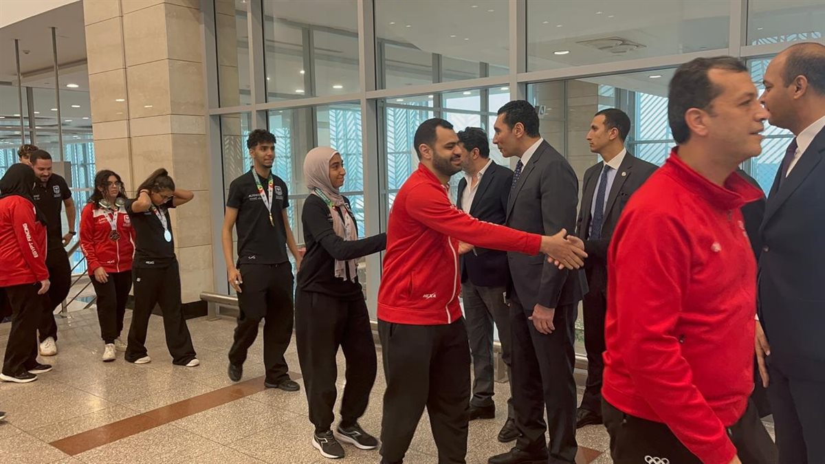 <strong>وزير الرياضة يستقبل منتخب السلاح بعد تصدره بطولة إفريقيا بـ 42 ميدالية</strong>