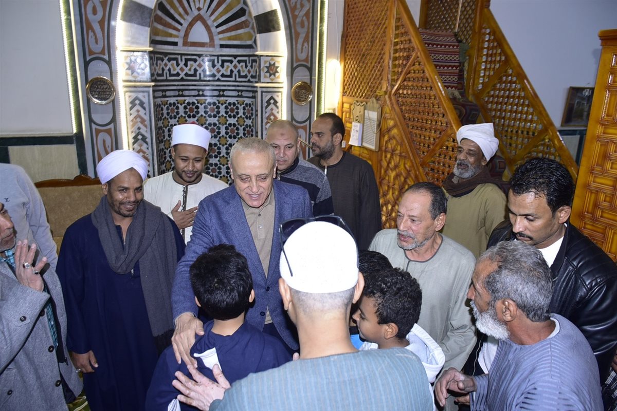 محافظ الأقصر يصلي التراويح مع المواطنين&nbsp;