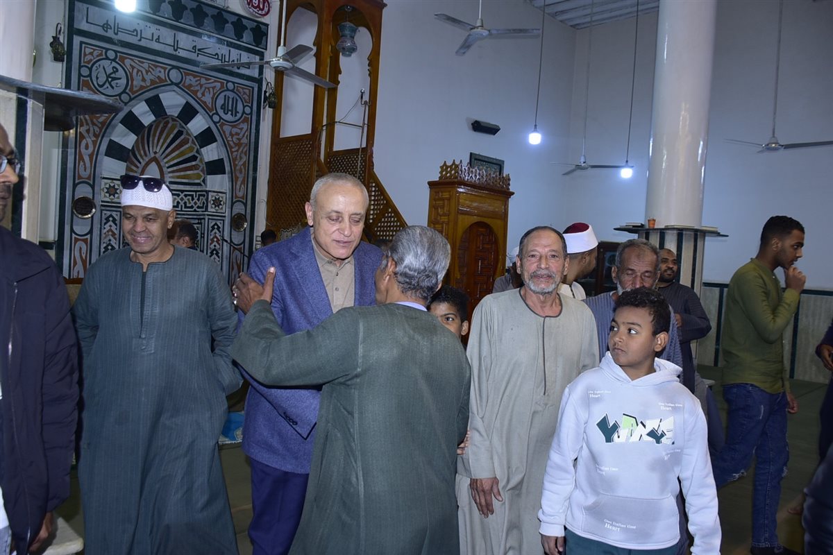 محافظ الأقصر يصلي التراويح مع المواطنين&nbsp;
