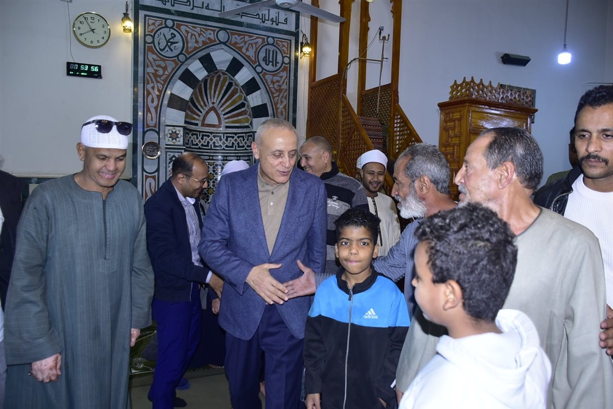 محافظ الأقصر يصلي التراويح مع المواطنين&nbsp;