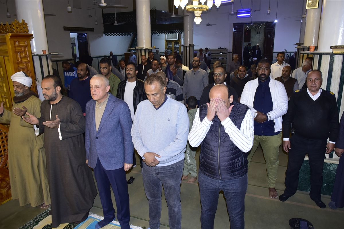 محافظ الأقصر يصلي التراويح مع المواطنين&nbsp;