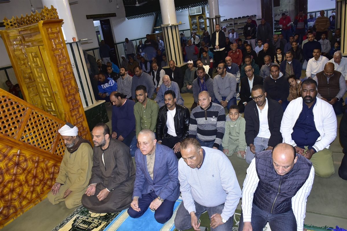 محافظ الأقصر يصلي التراويح مع المواطنين&nbsp;