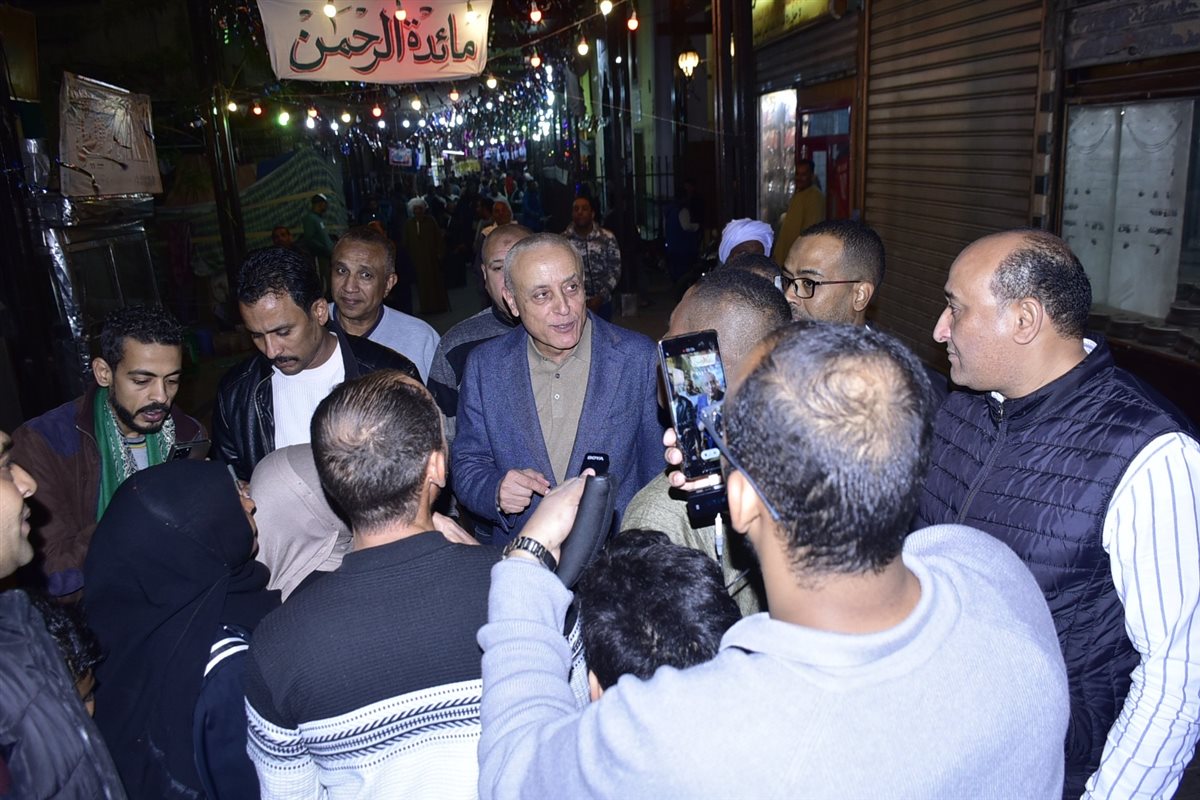 محافظ الأقصر يصلي التراويح مع المواطنين&nbsp;